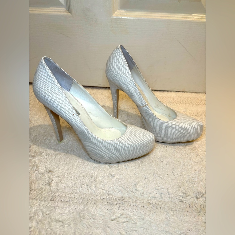 BCBG White Pump Heel
